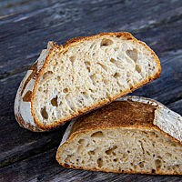 Der Anschnitt vom Kalchkendl Bread zeigt die grobporige, elastische Krume, umgeben von der knusprigen Kruste.