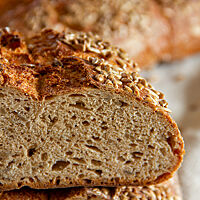 Das Schnelle Brot im Anschnitt bringt die Sonnenblumenkerne und die mittelporige, elastische Krume zum Vorschein.