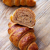 Die locker, luftigen Vollkorn-Croissants im Anschnitt. 