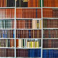 Ein Bücherregal prall gefüllt mit historischen Fachbüchern.