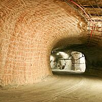 Blick in ein deutsches Steinsalzbergwerk, hier mit rötlich gefärbtem Salz.