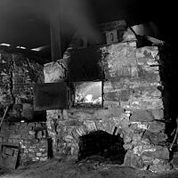 Auf dem schwarz-weiß Foto ist ein großer gemauerter Holzofen aus der Mitte des 18. Jahrhunderts im Schwarzwald zu sehen.