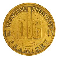Eine goldene Münze hat die Prägung „Bronzene Preismünze 1967 DLG prämiert“