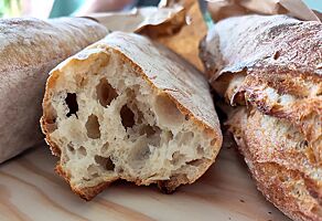 Ein durchgebrochenes Baguette zeigt die grobe und unregelmäßige Porung der Krume.