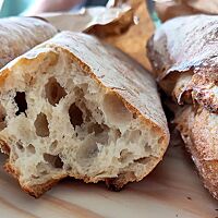 Ein durchgebrochenes Baguette zeigt die grobe und unregelmäßige Porung der Krume.