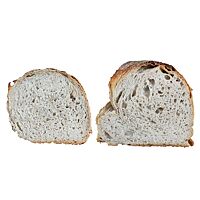 Zwei Brote im Anschnitt zeigen den Einfluss der TA auf die Krume. Bei dem linken Brot ist die Netto-TA 7 TA-Punkte (7 %) niedriger als beim rechten Brot. Das Brot mit der niedrigeren TA hat eine deutlich feinporigere Krume und das Volumen fällt kleiner aus.