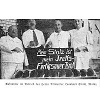 Vier zufriedene Bäcker stehen in einer Backstube hinter ihren mit Fertigsauer gebackenen Broten. Im Vordergrund ist ein Schild mit der Aufschrift "Mein Stolz ist mein IreKs-Fertigsauer Brot" zu sehen. 