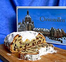 Der Dresdener Christstollen zeigt im Anschnitt seine gelbe, mit Rosinen, Zitronat und Orangeat gespickte Krume.