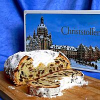 Der Dresdener Christstollen zeigt im Anschnitt seine gelbe, mit Rosinen, Zitronat und Orangeat gespickte Krume.