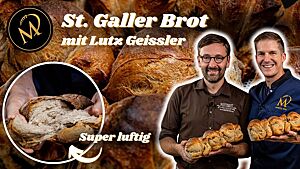 Marcel und ich halten zwei längliche Laibe des St. Galler Brot in den Händen und lachen in die Kamera.