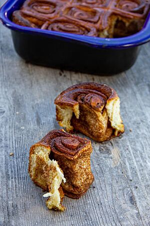 Zwei aus der Auflaufform gelösten Kanelboller lassen die feinporige Krume und die kräftig ausgebackene Kruste erkennen.