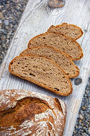 Muffelbrot: ein Vollkornbrot für Vollkornmuffel. Angeschnitten zeigt das Muffelbrot seine lockere, saftige Krume.