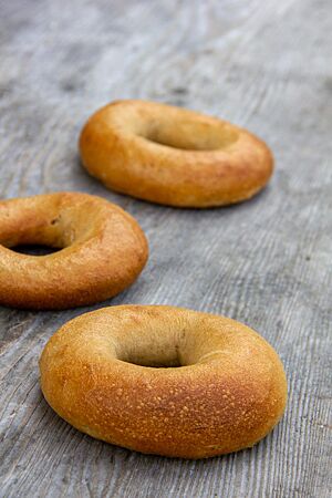 Die Alm-Bagels sind goldbraun ausgebacken und haben die typisch glatte, leicht glänzende Oberfläche.