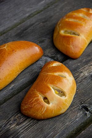 Apfeltaschen. Drei kleinen Schnitte in den Taschen erlauben einen kleinen Einblick auf die Apfelfüllung.