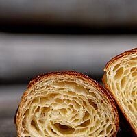 Im Anschnitt zeigt das Butter-Croissant seine blättrige, lockere Krumenstruktur.
