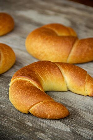 Die aufgewickelten Butterhörnchen sind goldbraun ausgebacken.