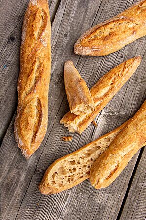 Dinkelbaguette (Stückgare über Nacht): grobporig und saftig. Im Anschnitt wird die ungleichmäßig grobporige Krume der Dinkelbaguettes sichtbar.