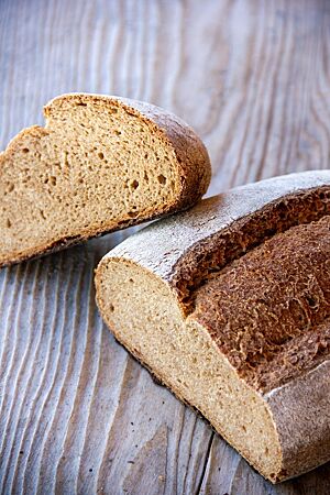 Dinkelvollkorn-Sauerteigbrot: saftig und voller Aromen. Das angeschnittene Dinkelvollkorn-Sauerteigbrot zeigt die kleinporige, elastische Krume.
