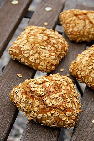 Die mit Haferflocken bestreuten Holzfällerbrötchen haben eine knusprige, rustikale Kruste.