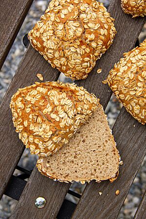 Holzfällerbrötchen: saftig, rustikal und aromatisch. Ein aufgeschnittenes Holzfällerbrötchen zeigt die lockere, elastische Krume.