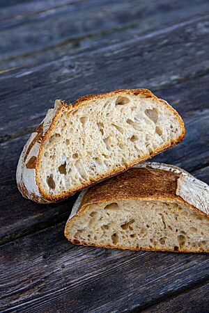 Kalchkendl Bread: grobporig und knusprig. Das angeschnittene Kalchkendl Bread zeigt die grobporige, elastische Krume umgeben von der knusprigen Kruste.