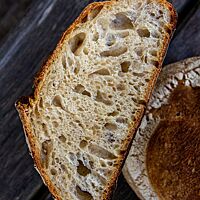 Die Krume vom Kalchkendl Bread ist locker, elastisch und hat ein grobe Porung.