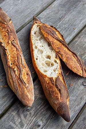 Kalchkendl-Baguette: lecker. Aufgeschnitten zeigt sich das Kalchkendl-Baguette mit unregelmäßiger, grober Porung und lockerer Krume.