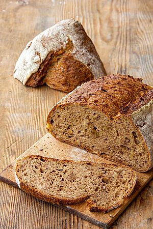 Kartoffel-Walnuss-Brot: locker, locker, locker – ein Traum von einem Brot. Eine Scheibe des Kartoffel-Walnuss-Brotes zeigt die Walnusskerne in der lockeren Krume.