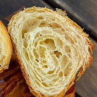 <p>Angeschnitten ist die blättrige Struktur des Croissants deutlich zu sehen.</p>