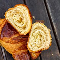 Ein durchgeschnittenes Croissant zeigt die mittelporige, elastische Krume.