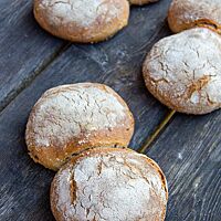 Die als Paare aneinandergebackenen Münstertaler Brote haben eine stark bemehlte Kruste.