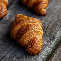Die einzelnen Schichten des tourierten Teiges sind im fertig gebackenen Croissant deutlich sichtbar.