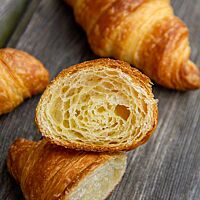 <p>Ein Croissant im Querschnitt zeigt die buttrige, tourierte Krume.</p>