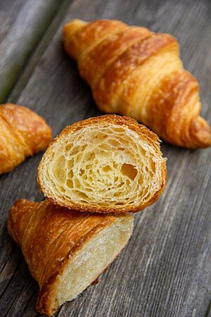 <p>Ein Croissant im Querschnitt zeigt die buttrige, tourierte Krume.</p>