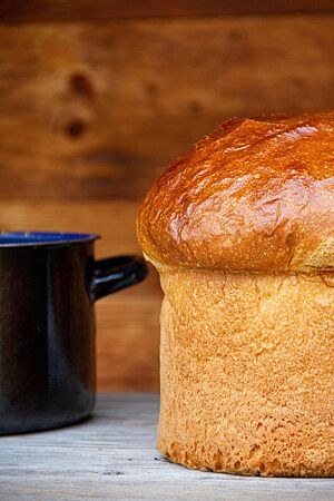 Der Pottweck ist goldbraun ausgebacken und hat die Form eines Pilzes mit sehr dickem Stamm.