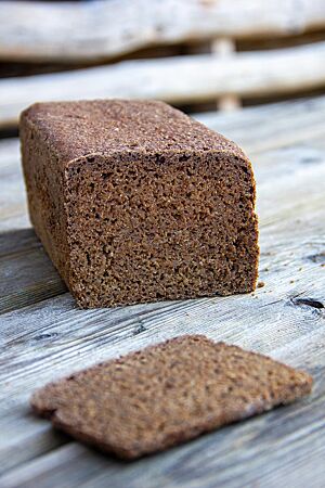 Der dunkelbraune Pumpernickel in Form eines Kastenbrotes hat eine weiche Kruste sowie eine feinporige, dichte Krumenstruktur.