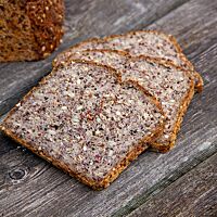 Das kastenförmige Buchweizen-Kastanien-Erdmandel-Brot (glutenarm) hat eine saftige Krume mit vielen Saaten.