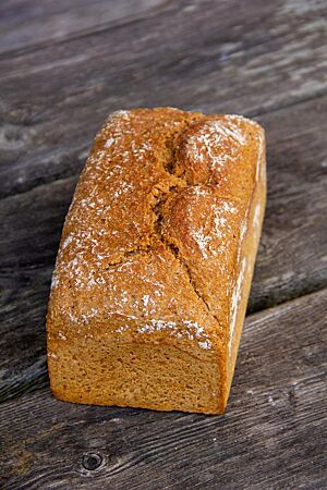 Landweizenvollkornbrot (aus Laufener Landweizen). Das hellbraun ausgebackene Landweizenvollkornbrot in Form eines Kastenbrotes ist auf der Oberfläche leicht aufgerissen.