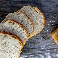 Vier Scheiben Sandwichbrot zeigen die elastische, wattige und kleinporige Krume.