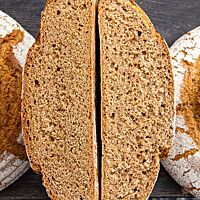 Im Anschnitt zeigt das Brot aus Zentrofanmehl (links) eine minimal größere Bodenfläche und eine geringfügig kleinere Porung als das Brot aus selbst gemahlenem Laufener Landweizenmehl (rechts).