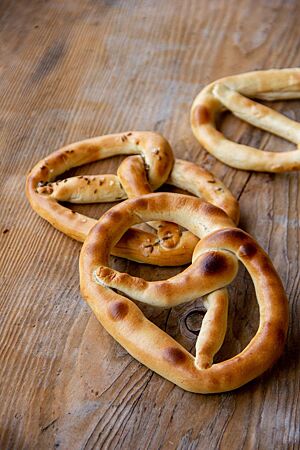 Die Schlesischen Schaumbrezeln sind goldbraun ausgebacken und haben eine leicht glänzende, glatte Kruste.