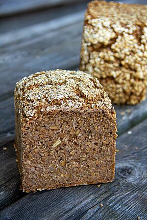 Schwarzbrot mit Sonnenblumenkernen: zum Reinbeißen. Das Schwarzbrot mit Sonnenblumenkernen hat eine dichte, feinporige Krumenstruktur.