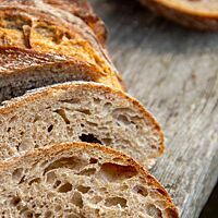 Im Anschnitt offenbar das Strohsackbrot die lockere, offenporige Krume.