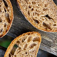 Drei Scheiben des Pain Paillasse zeigen die wilde Porung in der saftigen Krume.