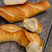 Das Spanische Brot hat eine goldgelb ausgebackene, gefensterte Kruste und eine weiche, feinporige Krume.