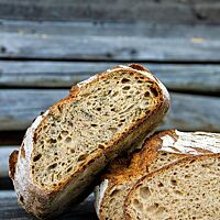 Das Brot mit Kräutern (links) zeigt deutlich die Kräuter in elastischen Krume. Auch das Brot ohne Kräuter (rechts) hat eine lockere, saftige Krume.