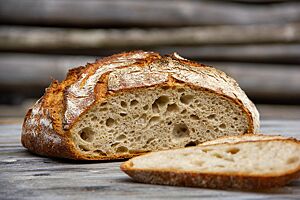 Weizenmischbrot mit Hirse: locker und saftig. Im Anschnitt zeigt das Weizenmischbrot mit Hirse die lockere, offenporige Krume.