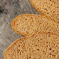<p>Im Anschnitt zeigt das Vollkornbrot seine braune, elastische Krume umgeben von der knusprigen Kruste.</p>