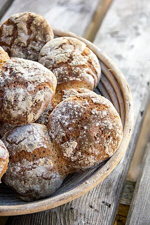 Die Vinschgerl liegen paarweise aneinandergebacken im Gärkorb.