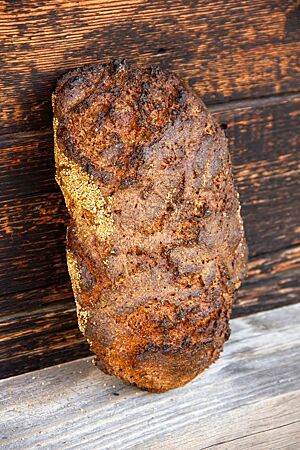 Waldstaudenroggenbrot. Das Waldstaudenroggenbrot hat eine sehr kräftige, dunkle Kruste.